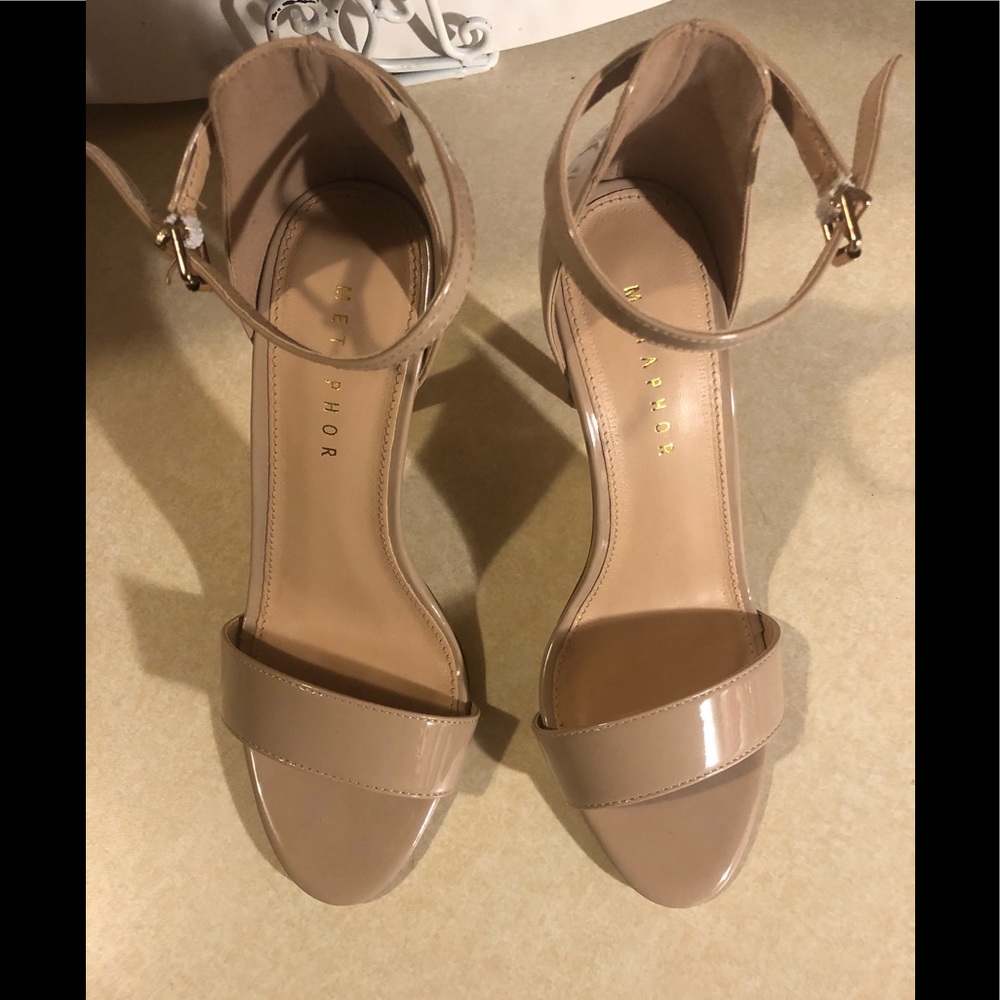 Adorable tan heels
